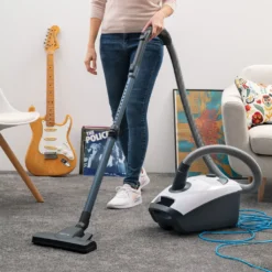 HooGo B3+ Bodenstaubsauger 3 Liter Mit Beutel Inkl. Parkett-, Polster- Und Fugendüse, Möbelbürste, 11m Aktionsradius, HEPA14 Filter, Allergikertauglich -Rein Blitz Geschaft edd530f2afcbb8a4fd1e18a239af6a1e